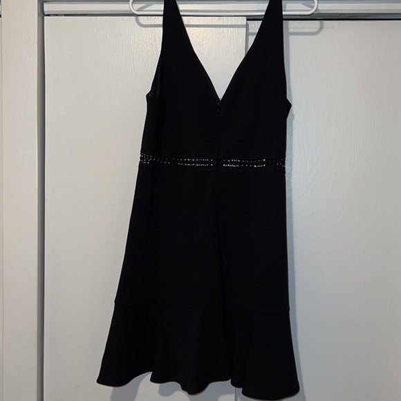 LBD - v-neck with cutout detailing - Picture 2 of 4